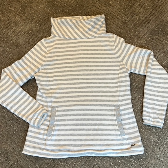 Vineyard Vines Tops - vineyard vines sweatshirt S